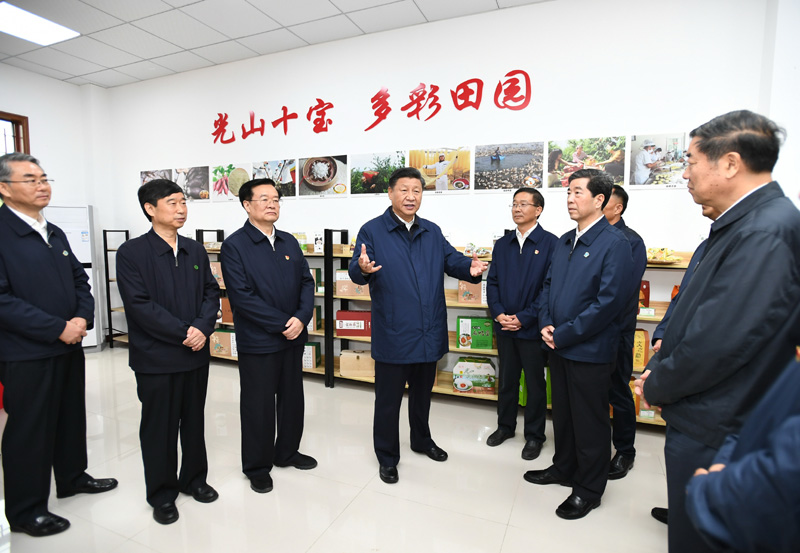 9月16日至18日，中共中央總書記、國家主席、中央軍委主席習(xí)近平在河南考察。這是17日上午，習(xí)近平在信陽市光山縣文殊鄉(xiāng)東岳村文化接待中心，了解光山縣脫貧工作和中辦在光山縣扶貧工作情況。新華社記者 謝環(huán)馳 攝