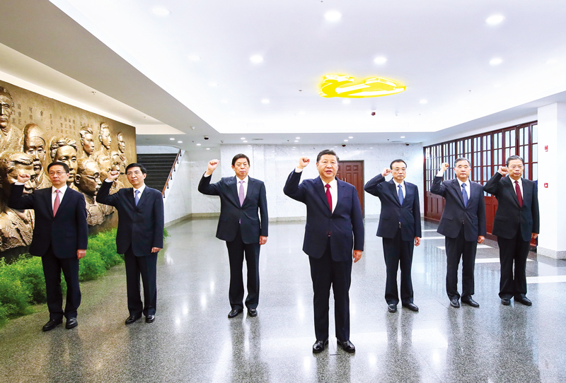 　2017年10月31日，中共中央總書記、國家主席、中央軍委主席習近平帶領中共中央政治局常委李克強、栗戰(zhàn)書、汪洋、王滬寧、趙樂際、韓正，瞻仰上海中共一大會址和浙江嘉興南湖紅船。這是31日上午，在上海中共一大會址紀念館，習近平帶領其他中共中央政治局常委同志一起重溫入黨誓詞。 新華社記者 蘭紅光/攝