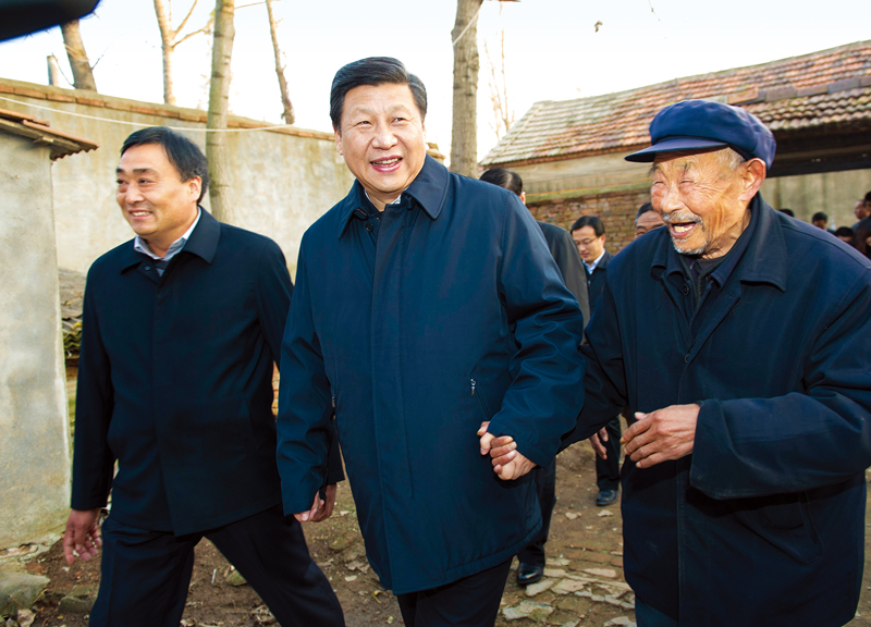 　2013年11月24日至28日，中共中央總書記、國家主席、中央軍委主席習近平在山東考察。 這是25日下午，習近平在地處沂蒙老區(qū)的臨沭縣曹莊鎮(zhèn)朱村親切地拉著83歲的“老支前”王克昌的手去他家看望。 新華社記者 謝環(huán)馳/攝