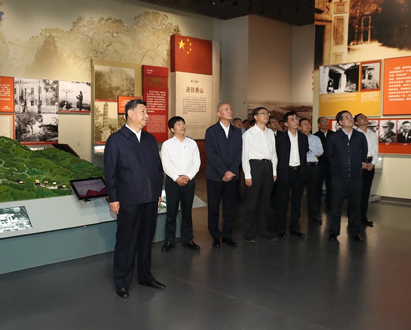 9月12日，中共中央總書記、國家主席、中央軍委主席習近平視察中共中央北京香山革命紀念地。這是習近平在香山革命紀念館參觀《為新中國奠基》主題展覽。