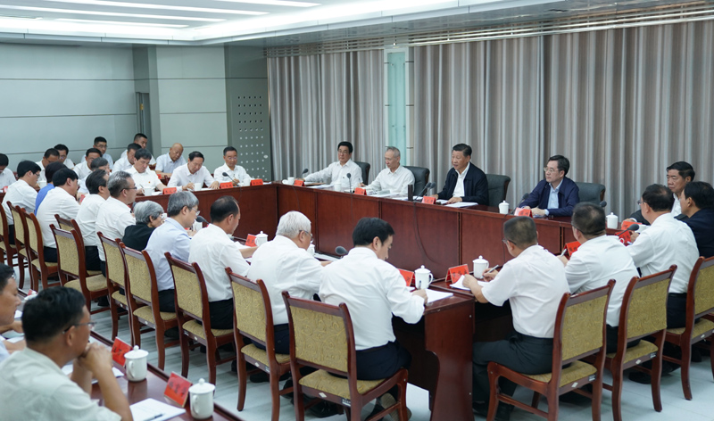 8月19日至22日，中共中央總書記、國家主席、中央軍委主席習(xí)近平在甘肅考察。這是19日下午，習(xí)近平在敦煌研究院同有關(guān)專家、學(xué)者和文化單位代表座談并發(fā)表重要講話。