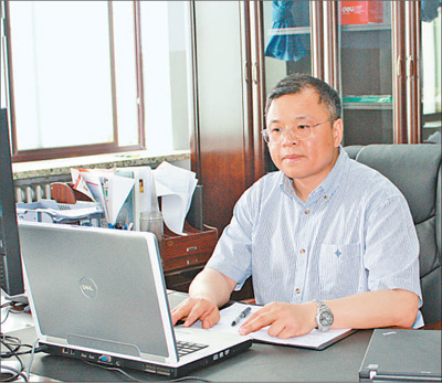 2010年6月1日，黃大年在辦公室內(nèi)工作（資料照片）。